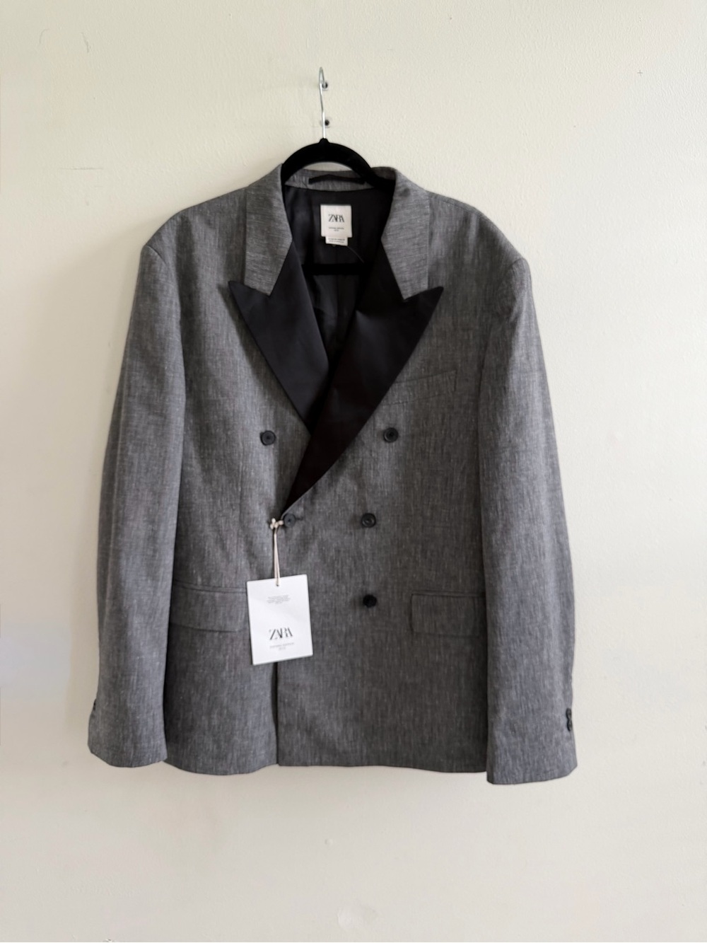 Zara Men’s Gray Double-Breasted Blazer with Black Peak Lapel